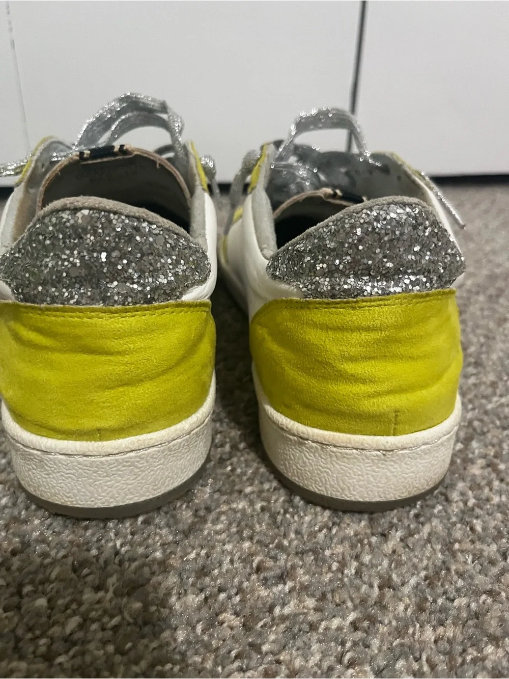 ShuShop Womens White & Yellow Star Accent Sneakers with Silver Laces